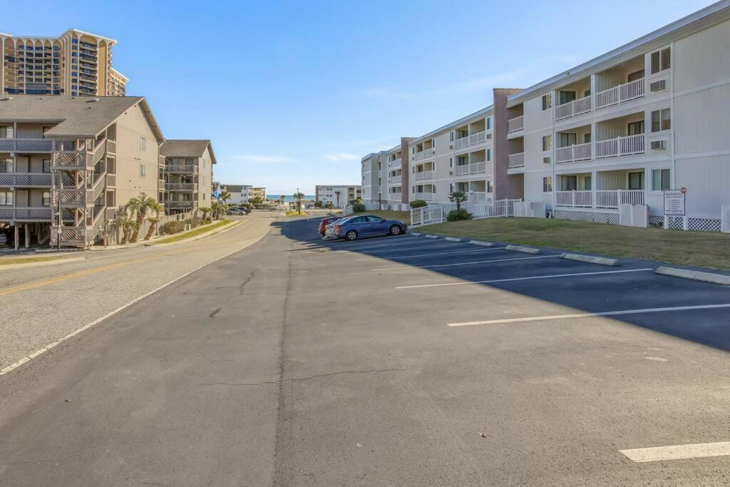 Apartamento First Floor With Ground Floor Access - Steps To The Beach! *